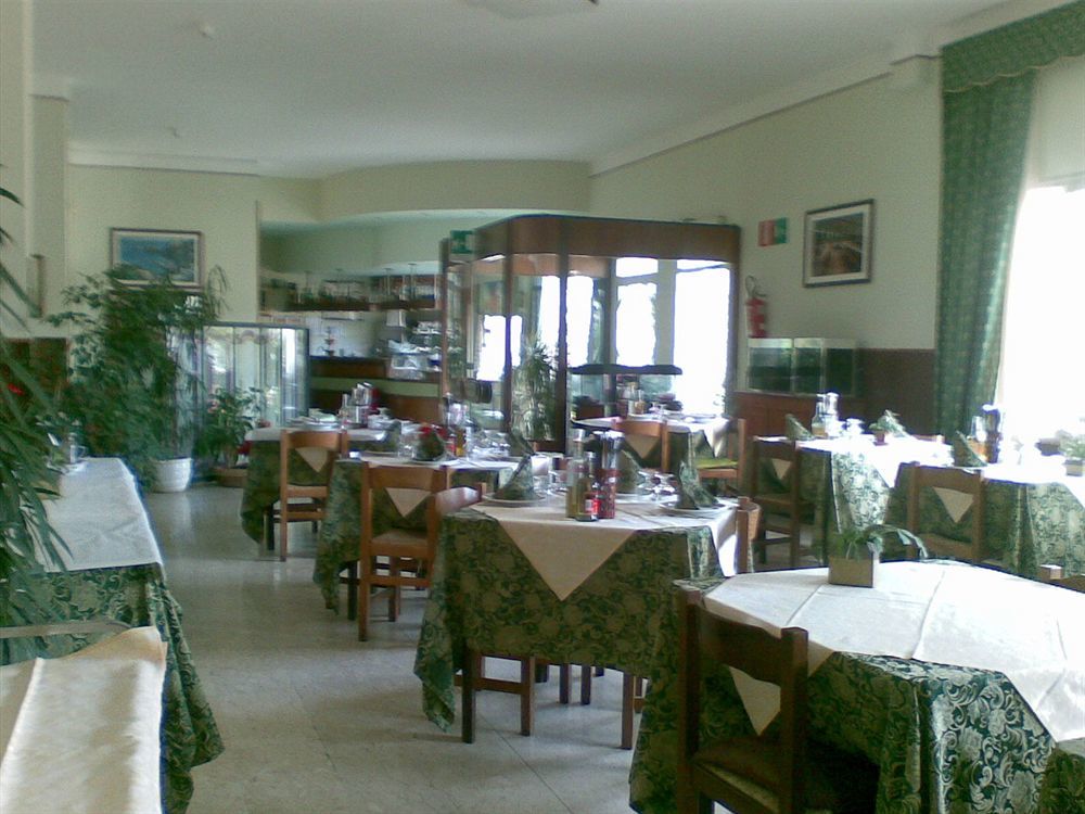 Albergo Ristorante San Matteo San Bartolomeo Al Mare Exterior photo